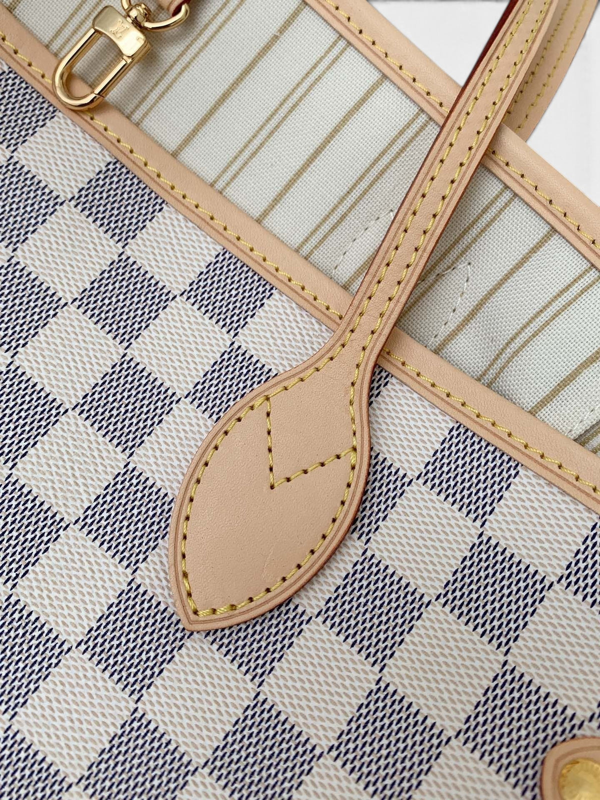 SWORD LUXURY Neverfull MM çanta, krem ve mavi Damier Azur kanvas detaylı, bej deri saplı ve altın metal aksesuarlı.