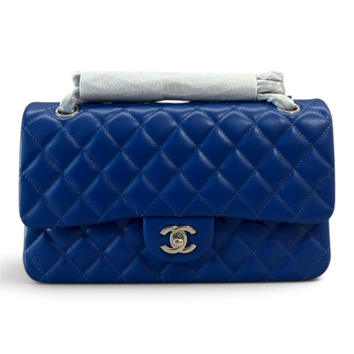 SWORD LUXURY marka, elmas kapitone desenli, parlak mavi kuzu derisi Chanel 2.55 Classic Double Flap çanta.