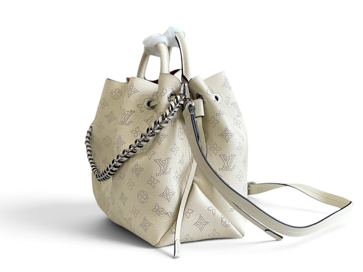 SWORD LUXURY krem rengi Monogram Empreinte deri Bella çanta, gümüş zincir detaylı ve ayarlanabilir askılı.