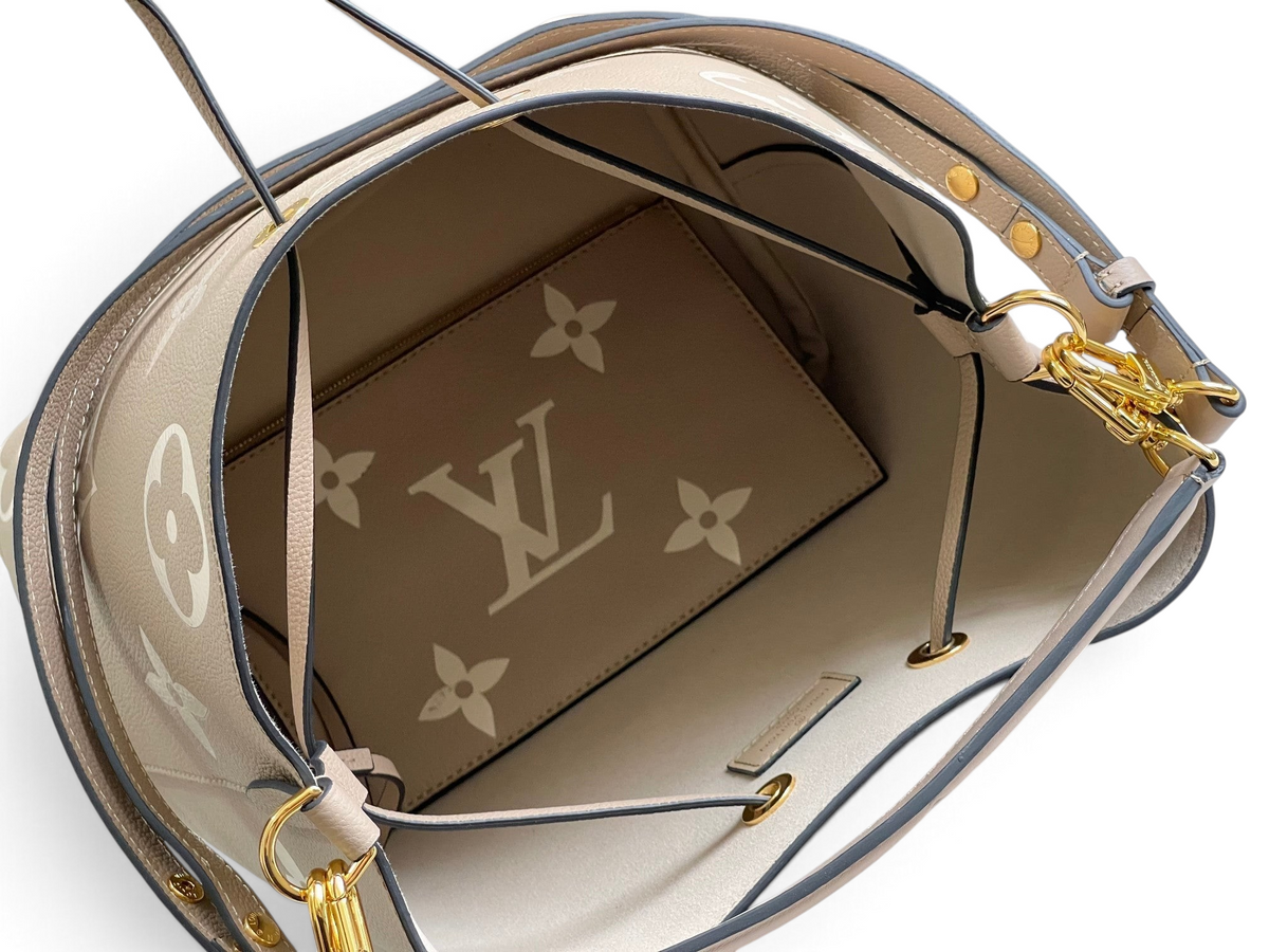 SWORD LUXURY NeoNoé bucket çanta, taupe-bej renkli, monogram desenli deri iç kısım ve altın tonlu metal detaylar.
