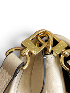 SWORD LUXURY Louis Vuitton Diane çanta üzerinde altın tonlu metal donanım ve deri detaylar