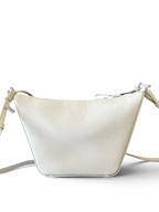 SWORD LUXURY beyaz deri Loewe Mini Hammock çanta, ayarlanabilir askılı ve zarif minimalist tasarımlı lüks aksesuar.