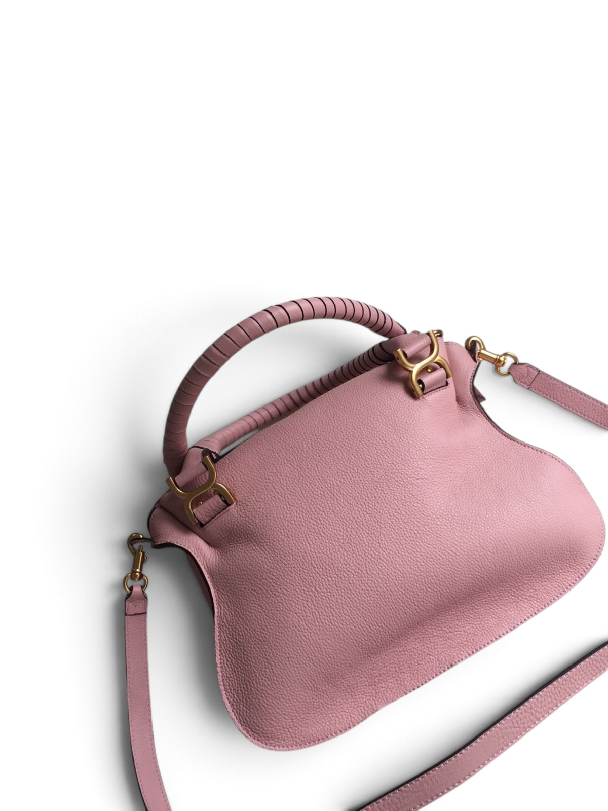 SWORD LUXURY Chloé Marcie pembe damarlı deri çanta, altın tonlu donanım ve el dikişli sap detaylarıyla.