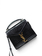 SWORD LUXURY Cassandra mini siyah timsah derisi görünümlü çanta, altın tonlu YSL monogram detaylı ve üst saplı.