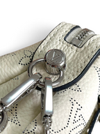 SWORD LUXURY Louis Vuitton Hand It All MM çanta, galet rengi delikli Mahina deri ve gümüş tonlu metal detaylar.