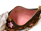 SWORD LUXURY Louis Vuitton x Murakami Boulogne çanta, pembe astarlı iç kısım ve altın tonlu fermuar detayları.