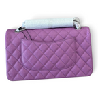 SWORD LUXURY mor renkli, kapitone desenli, caviar deri Chanel Classic Double Flap çanta arka görünümü