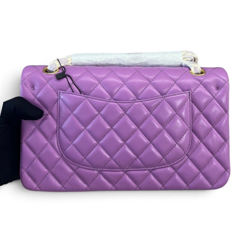 SWORD LUXURY imzalı, lila rengi kapitone kuzu derisi Chanel 2.55 Classic Double Flap çanta, arka cep detayıyla