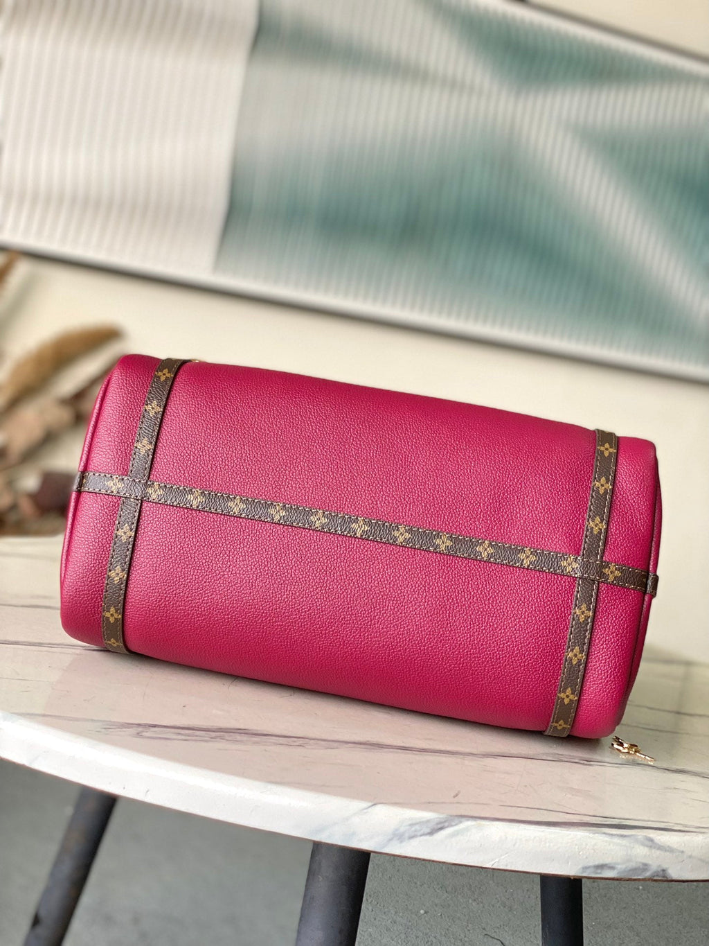Express Medium Leather Shoulder Bag