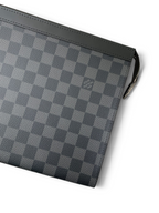 SWORD LUXURY Pochette Voyage erkek el çantası, siyah ve gri Damier Graphite kanvas desenli, fermuarlı modern tasarım.