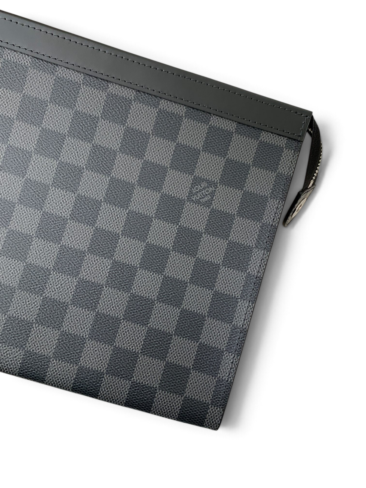 SWORD LUXURY Pochette Voyage erkek el çantası, siyah ve gri Damier Graphite kanvas desenli, fermuarlı modern tasarım.