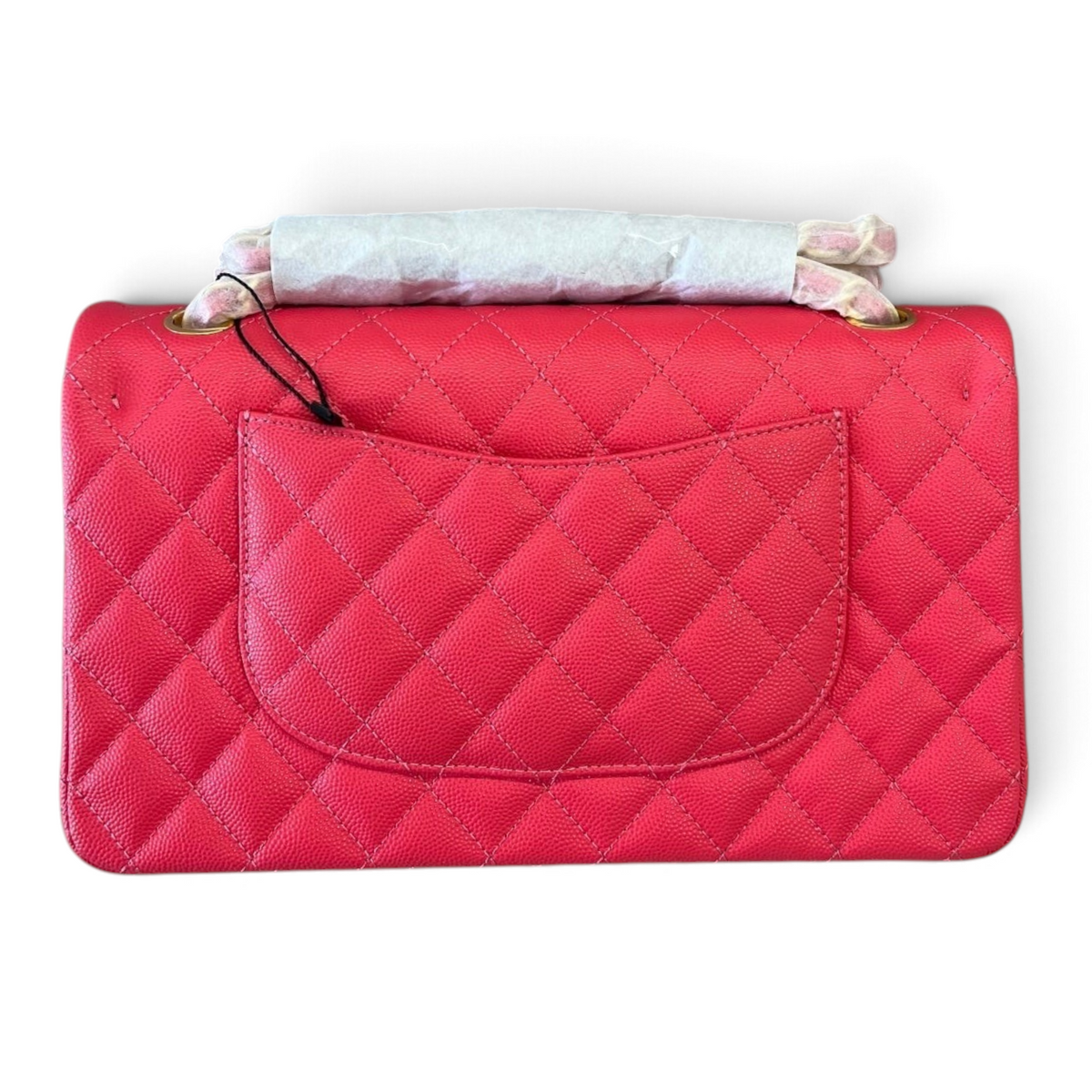 SWORD LUXURY imzalı, elmas kapitone desenli, canlı pembe renkte, dayanıklı havyar deriden Chanel çift kapaklı çanta.