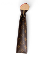 SWORD LUXURY Toiletry Pouch 26, ikonik kahverengi monogram kanvas desenli, deri fermuar detaylı şık makyaj çantası.