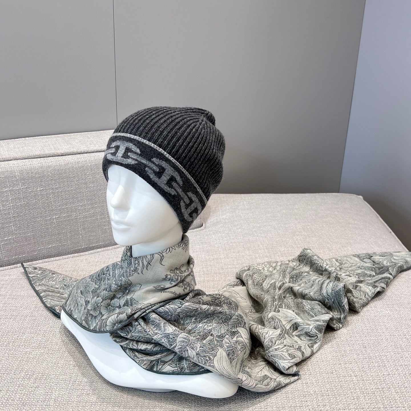 “Francois Houtin” Botanical Garden Cashmere & Silk Shawl 136 x 137 cm – Grey Green