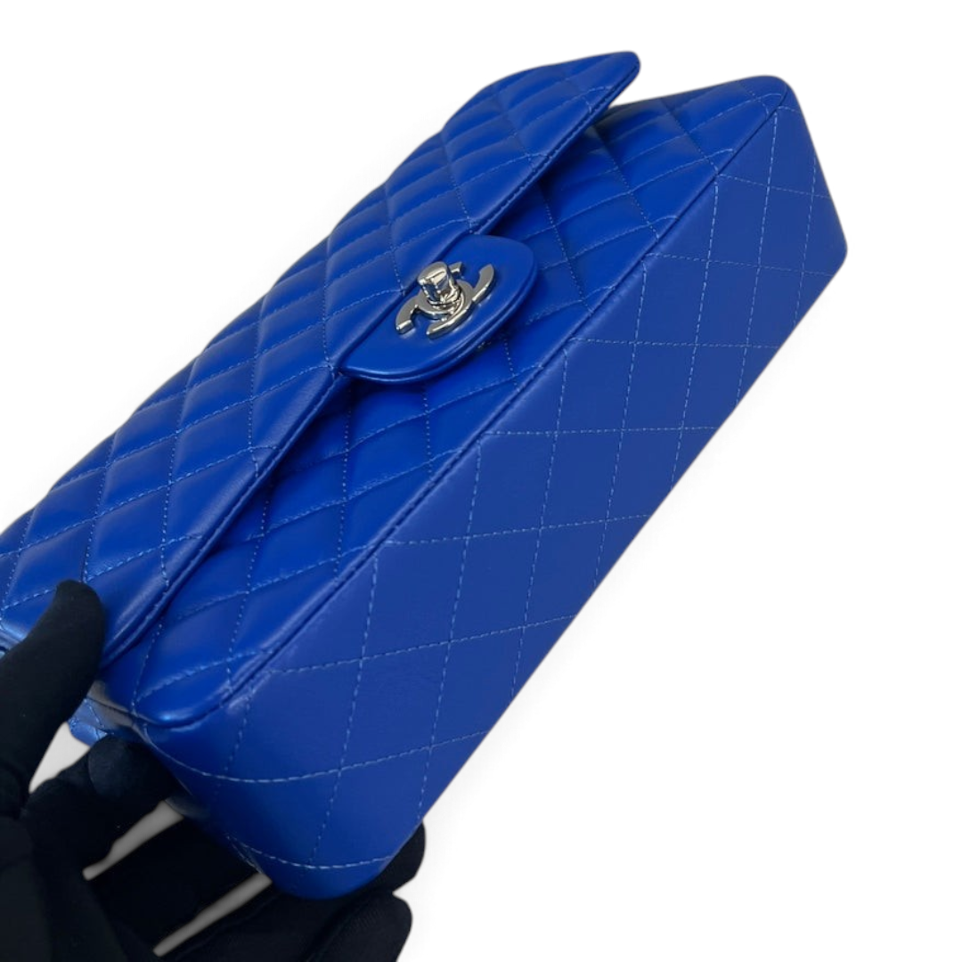 SWORD LUXURY marka, kapitone desenli, parlak mavi kuzu derisi Chanel Classic Double Flap çanta, metalik kilit detaylı
