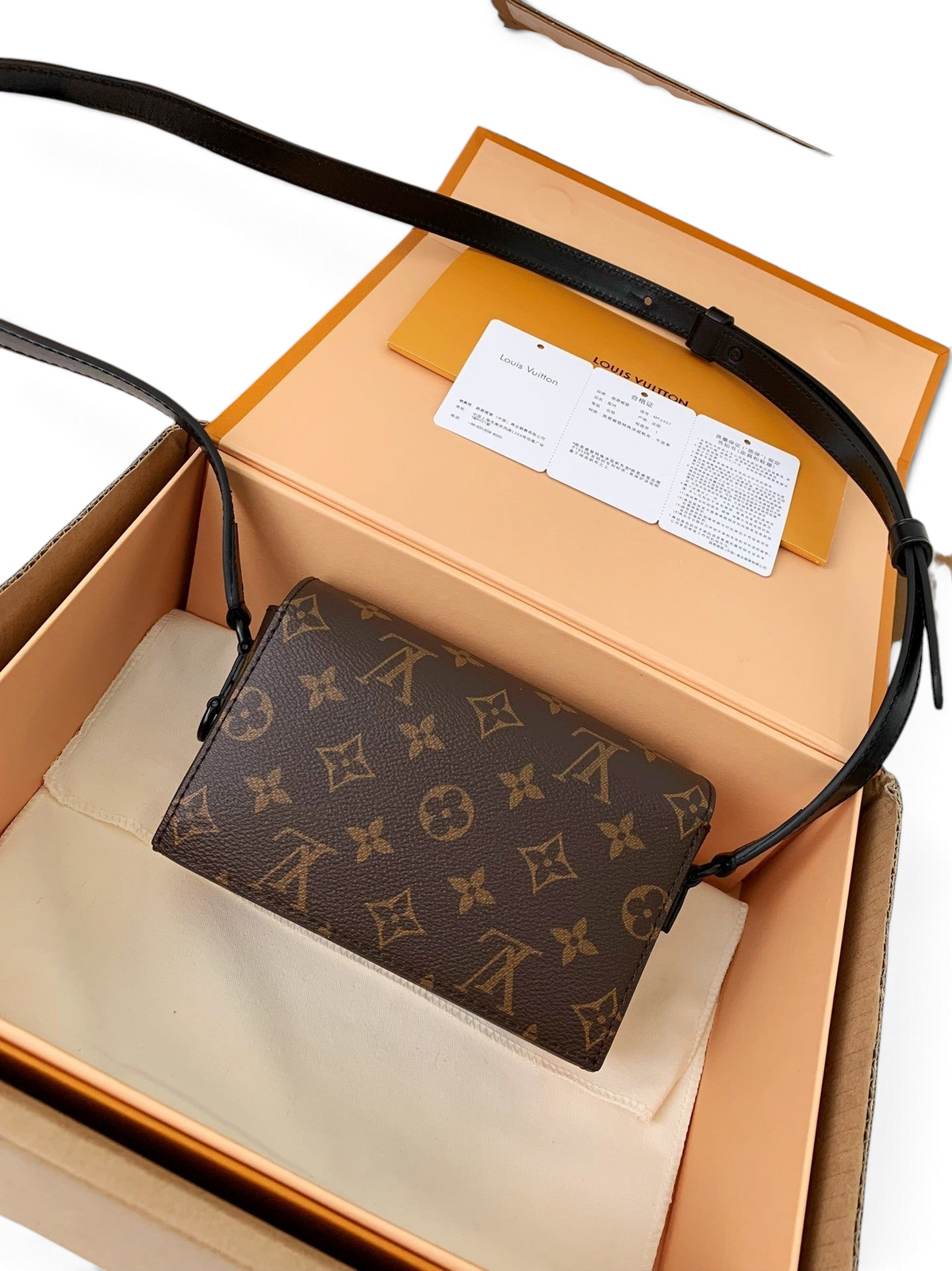 SWORD LUXURY Steamer Mini çanta, kahverengi monogram kanvas, siyah deri askı ve lüks kutu içeriği ile sunuluyor.