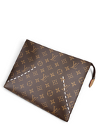 SWORD LUXURY imzalı, ikonik kahverengi monogram kanvas desenli, deri fermuar uçlu şık Toiletry Pouch 26 makyaj çantası.