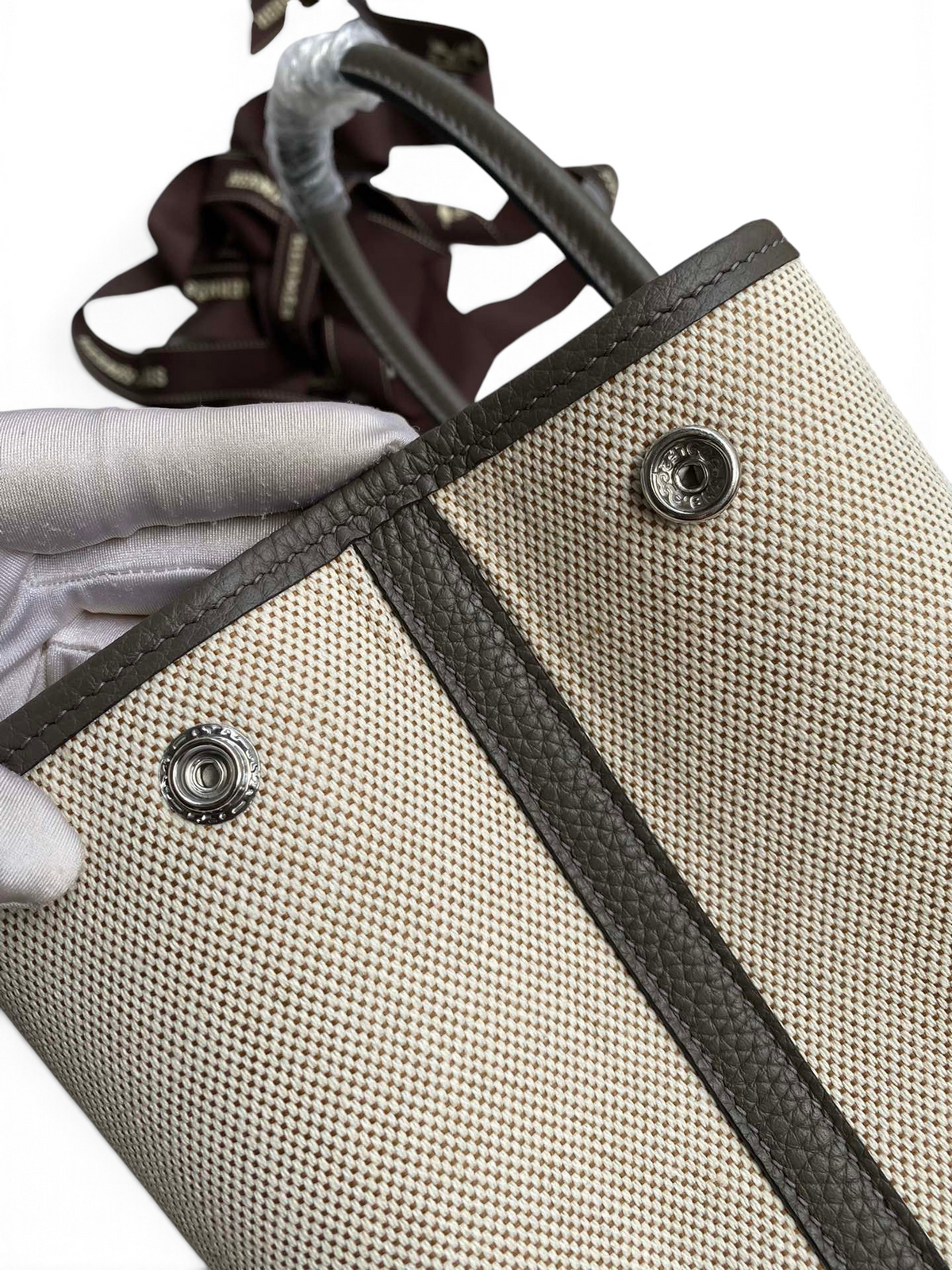 SWORD LUXURY Hermès Garden Party 30 çanta, bej kanvas ve kahverengi deri detaylı, metal çıtçıtlı tasarım.