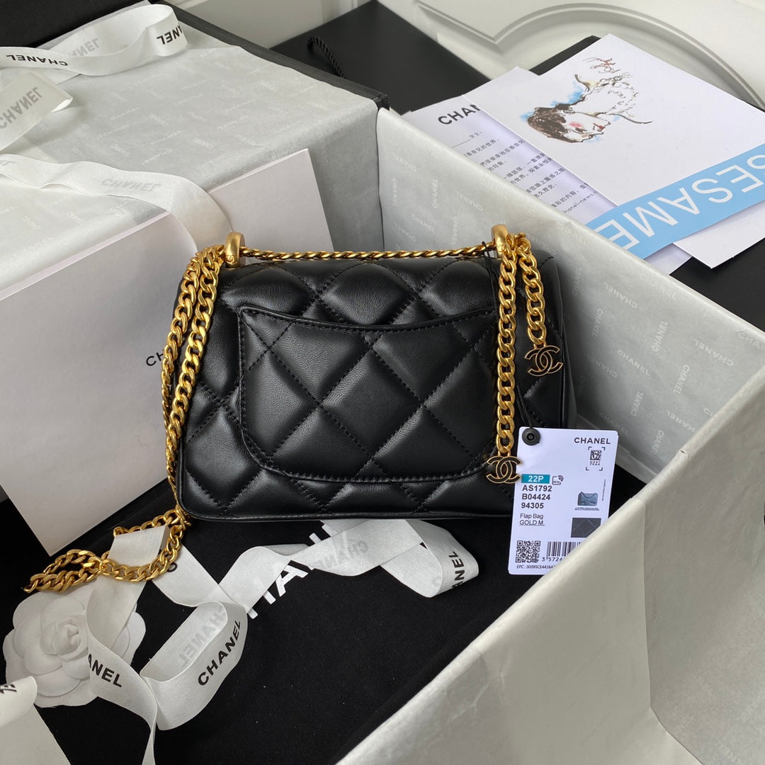 Matelasse Chain Shoulder Bag