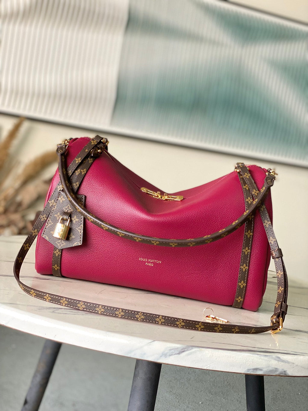 Express Medium Leather Shoulder Bag