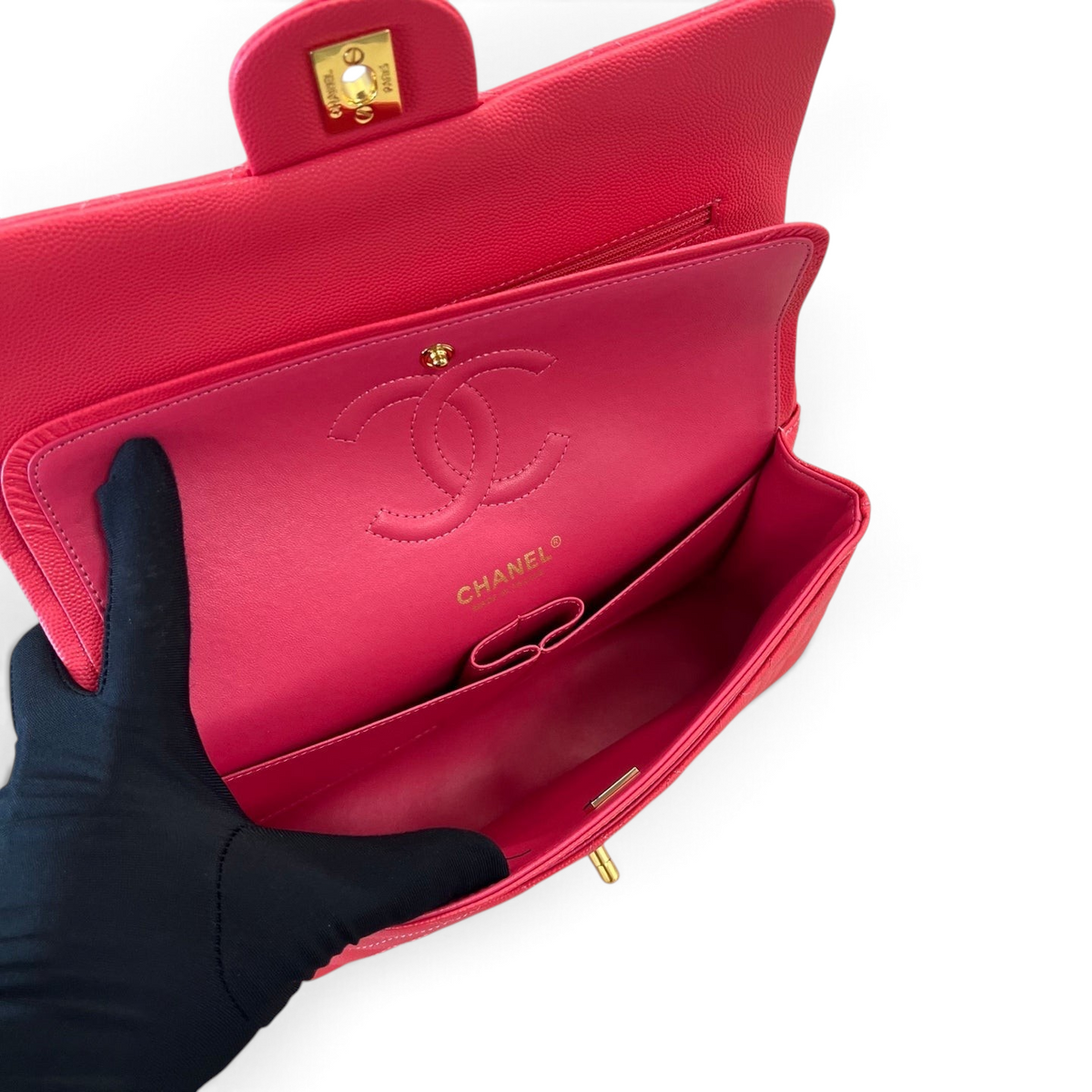 SWORD LUXURY pembe caviar deri Chanel Classic Double Flap çanta iç detayı ve CC logolu deri astar görünümü