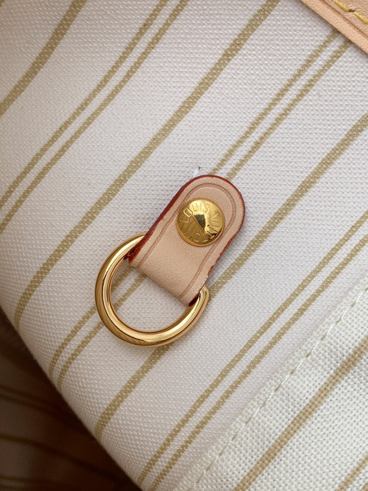 SWORD LUXURY Neverfull MM çanta iç kısmında altın rengi metal D-halkası ve doğal deri detaylar