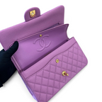 SWORD LUXURY imzalı, altın donanımlı, kapitone desenli lila rengi caviar deri Chanel Double Flap çanta iç detayı.