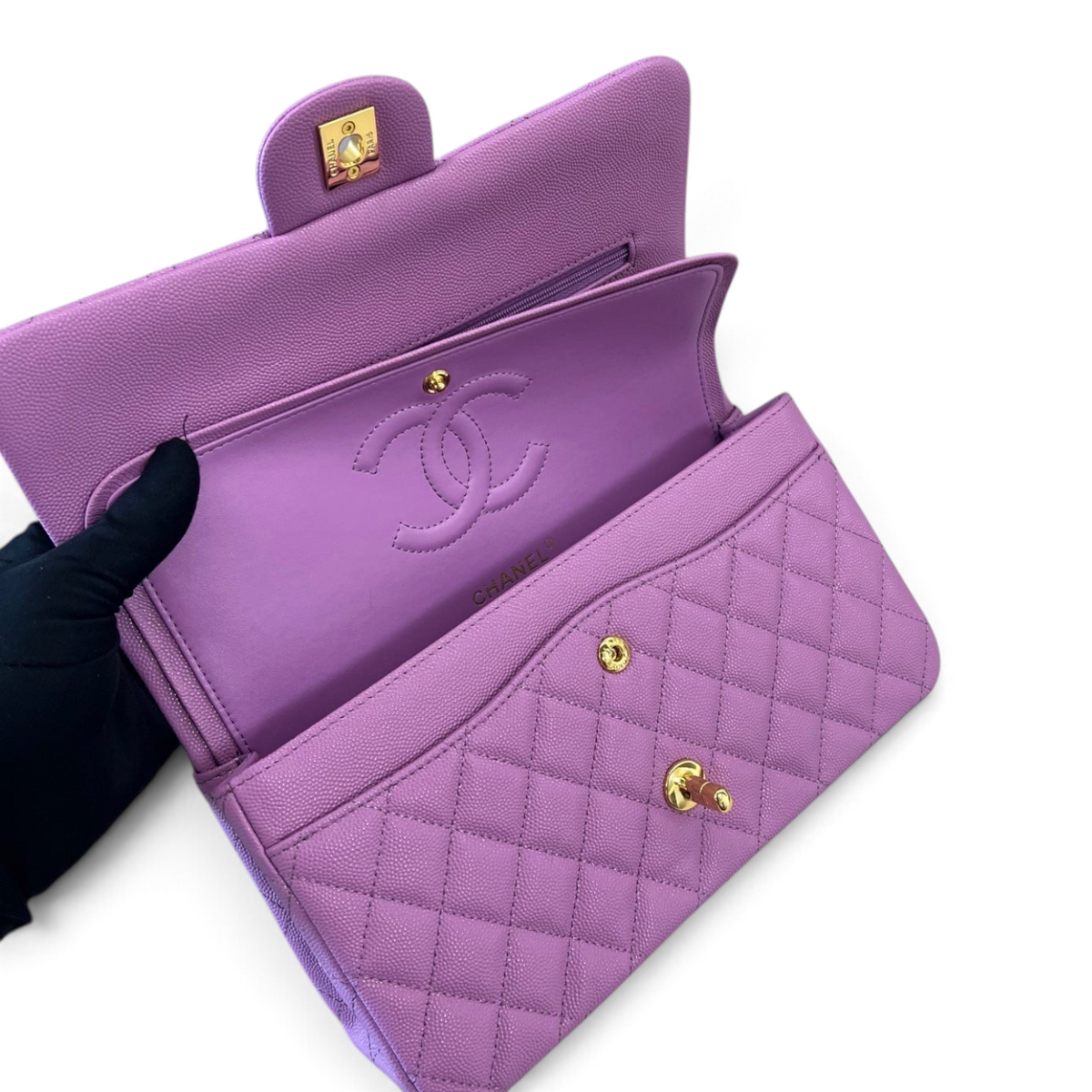 SWORD LUXURY imzalı, altın donanımlı, kapitone desenli lila rengi caviar deri Chanel Double Flap çanta iç detayı.