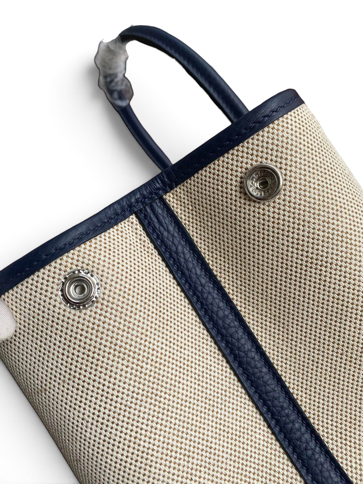 SWORD LUXURY Hermès Garden Party 30 çanta, bej kanvas ve lacivert deri detaylı, metal çıtçıtlı tasarım