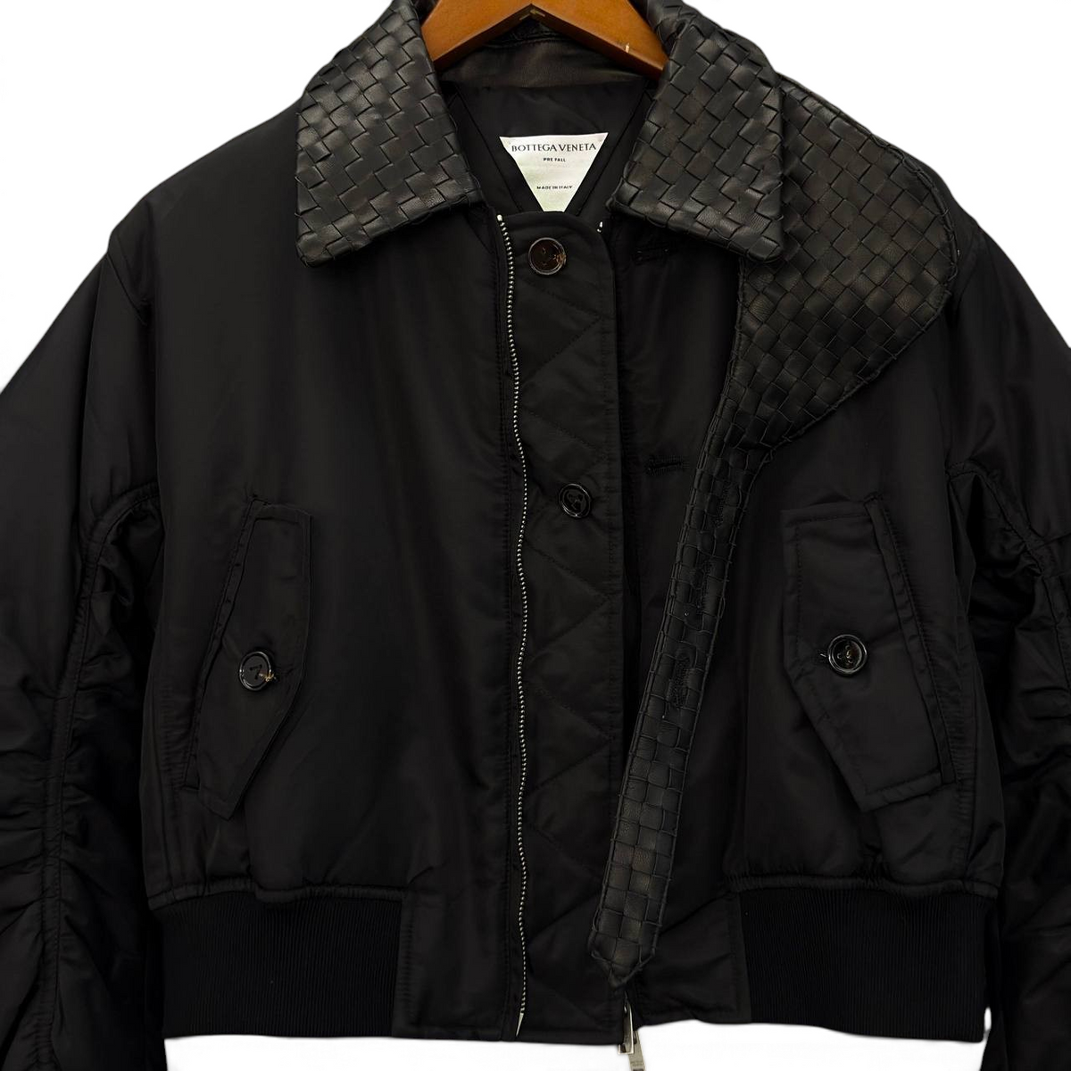 SWORD LUXURY siyah dolgulu naylon bomber ceket, örgü deri yaka detaylı ve fermuarlı ön tasarım.