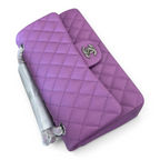 SWORD LUXURY imzalı, elmas kapitone desenli, mor caviar deri Chanel Classic Double Flap çanta.