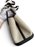 SWORD LUXURY Hermès Garden Party 30 cm çanta, bej kanvas ve siyah deri detaylı, kutu içerisinde tutuluyor.