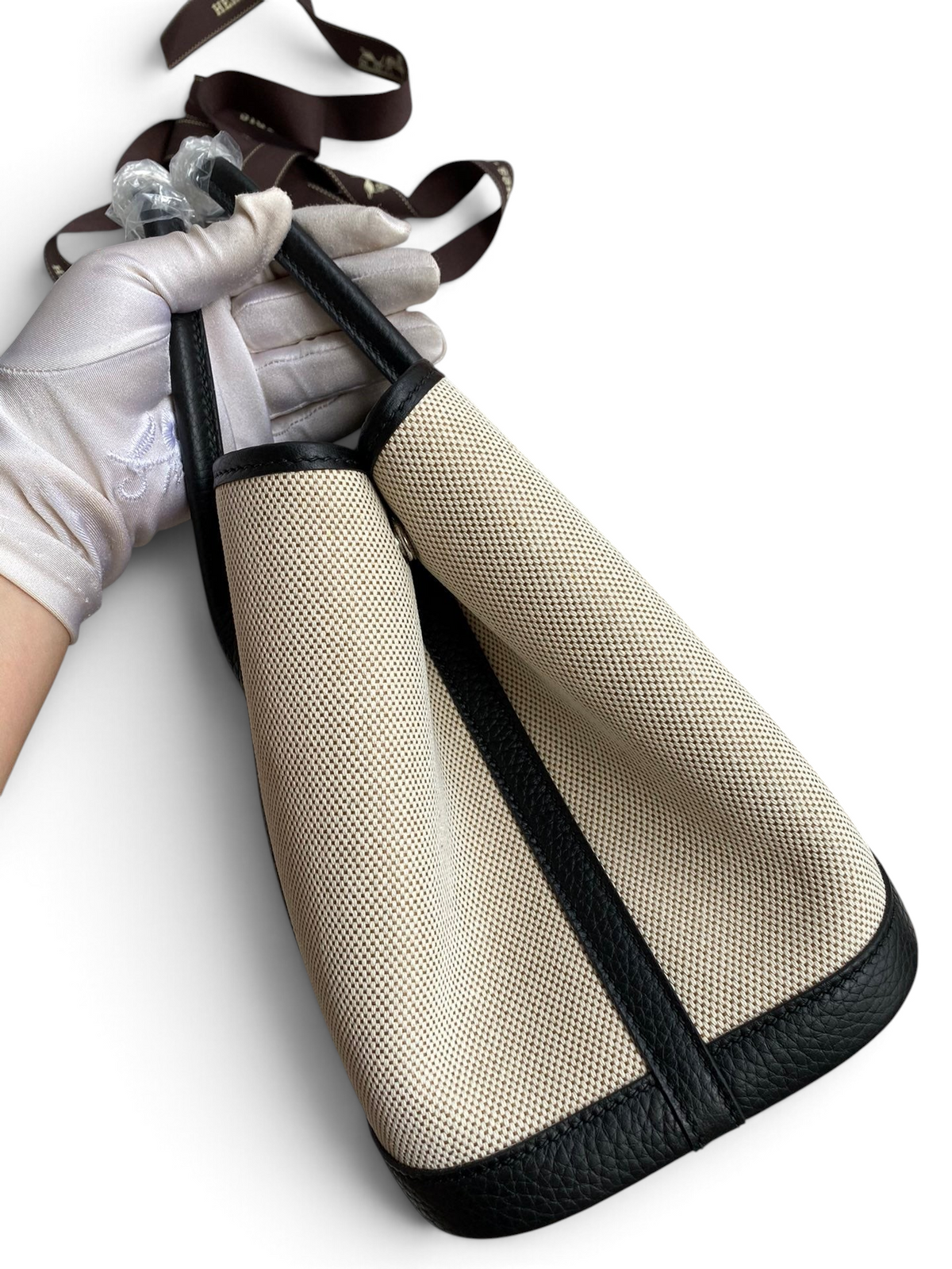 SWORD LUXURY Hermès Garden Party 30 cm çanta, bej kanvas ve siyah deri detaylı, kutu içerisinde tutuluyor.