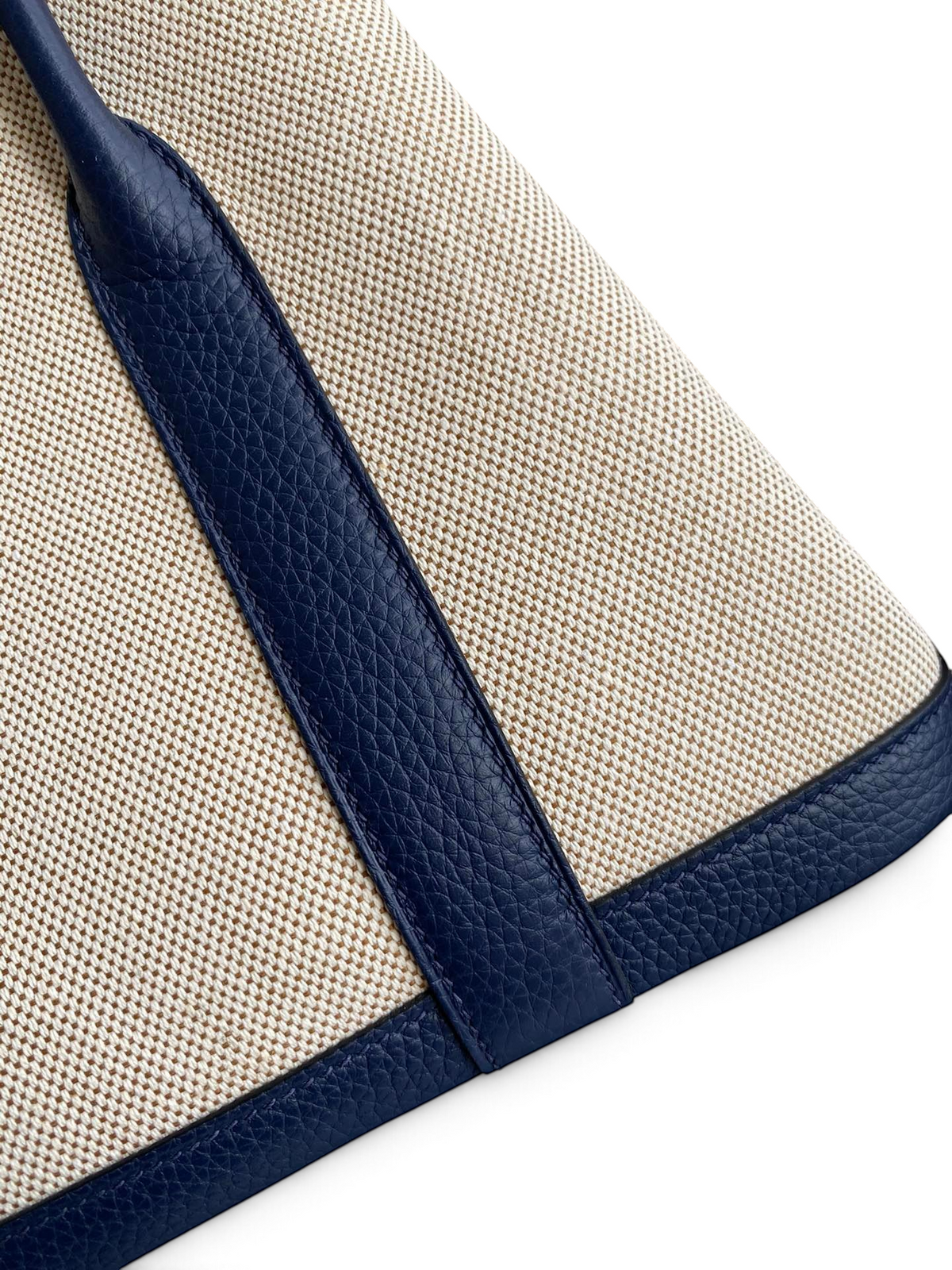 SWORD LUXURY Hermès Garden Party 30 çanta, bej kanvas ve lacivert deri detaylı, yakın çekim doku görünümü.