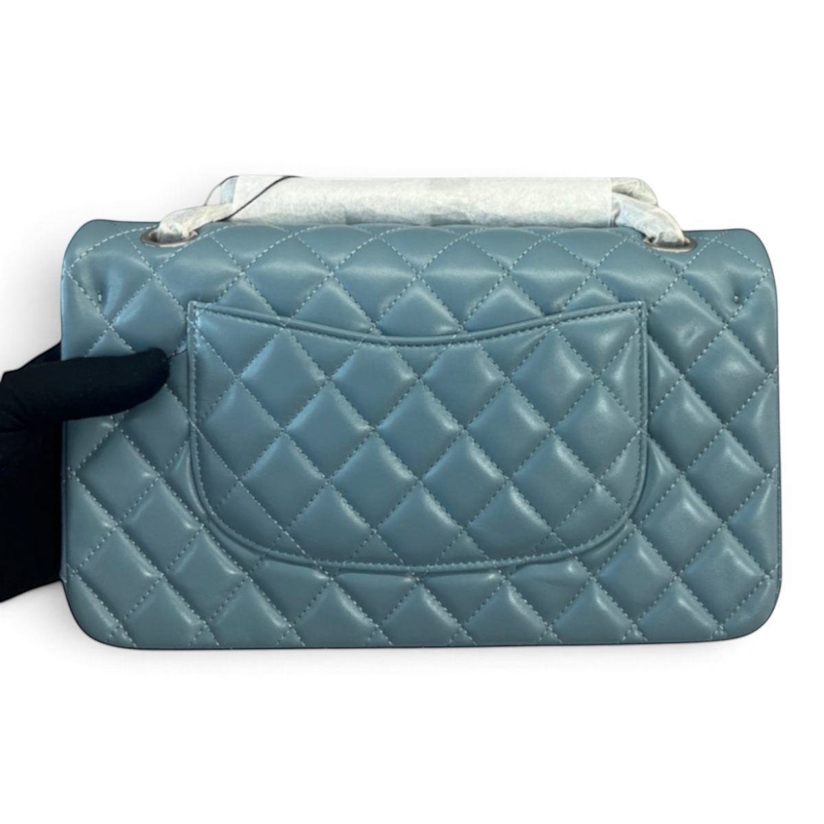 SWORD LUXURY marka, kapitone desenli, mavi lambskin deri Chanel Classic Double Flap çanta arka görünümü.