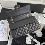 SWORD LUXURY siyah kapitone caviar deri Chanel klasik flap çanta, altın tonlu CC kilit ve zincir askı detaylı.