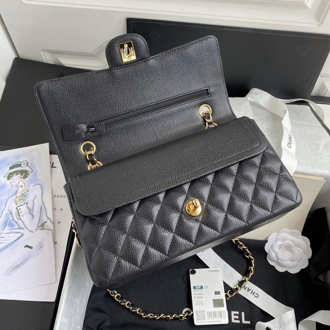 SWORD LUXURY siyah kapitone caviar deri Chanel klasik flap çanta, altın tonlu CC kilit ve zincir askı detaylı.