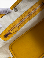 SWORD LUXURY Hermès Garden Party 30 çanta içi, sarı deri detaylı ve fermuarlı bölmeli krem rengi kanvas astar.