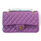 SWORD LUXURY imzalı, altın donanımlı ve ikonik kapitone desenli mor caviar deri Chanel Classic Double Flap çanta.