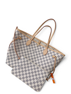 SWORD LUXURY Neverfull MM çanta, krem ve gri Damier Azur kanvas, bej deri detaylı, çıkarılabilir cüzdanlı tote çanta.