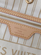 SWORD LUXURY Neverfull MM çanta iç detayında deri etiket, fermuarlı cep ve krem rengi çizgili astar görünümü.
