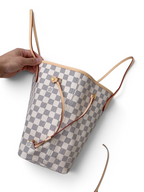 SWORD LUXURY Neverfull MM çanta, Damier Azur kanvas, bej deri detaylı ve çıkarılabilir iç cepli şık tasarım.