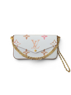 SWORD LUXURY Pochette Felicie beyaz monogram kanvas çanta, pastel pembe detaylar, altın zincir ve iç cepler ile.