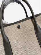 SWORD LUXURY Hermès Garden Party 30 çanta, bej kanvas ve kahverengi deri detaylı, metal çıtçıtlı, zarif tote çanta.