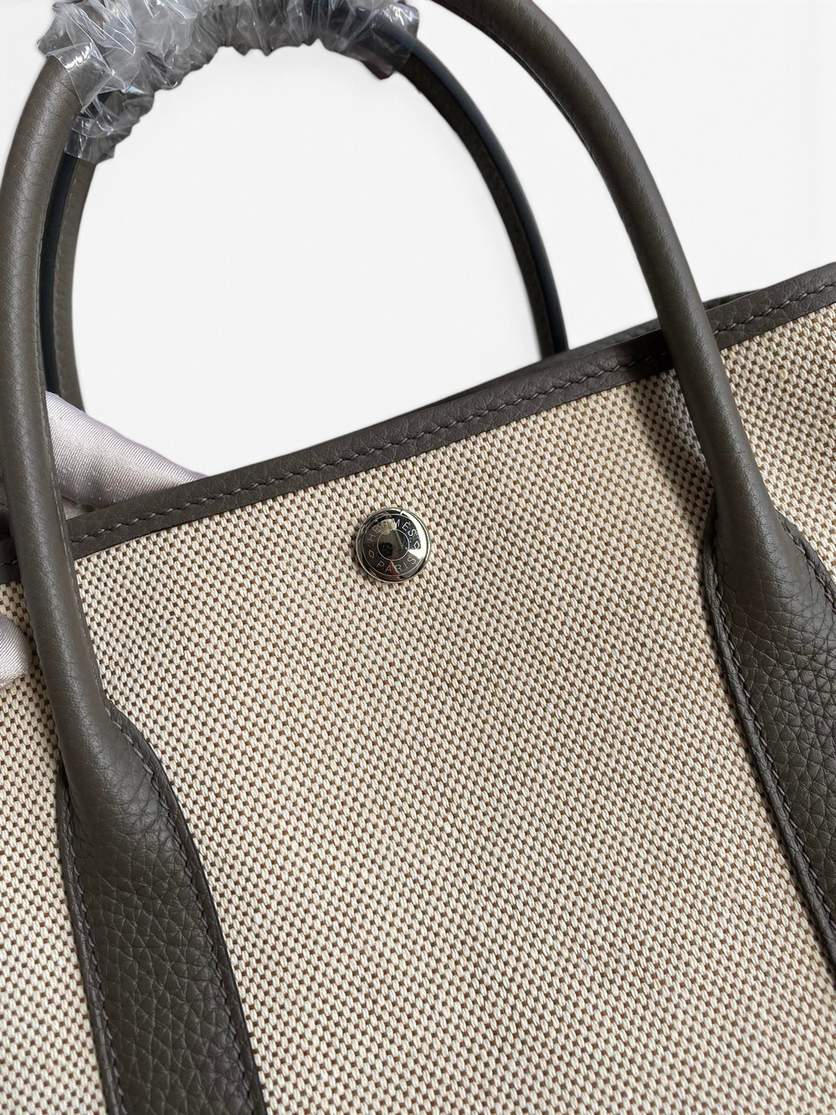 SWORD LUXURY Hermès Garden Party 30 çanta, bej kanvas ve kahverengi deri detaylı, metal çıtçıtlı, zarif tote çanta.