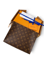 SWORD LUXURY imzalı, ikonik kahverengi monogram kanvas desenli, fermuarlı şık Toiletry Pouch 26 makyaj çantası seti.
