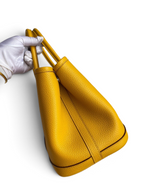 SWORD LUXURY Hermès Garden Party 30 çanta, sarı dokulu deri detaylı, beyaz eldivenli elde tutulurken