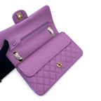 SWORD LUXURY mor renkli, kapitone desenli, caviar deri Chanel Classic Double Flap çanta iç detay görünümü