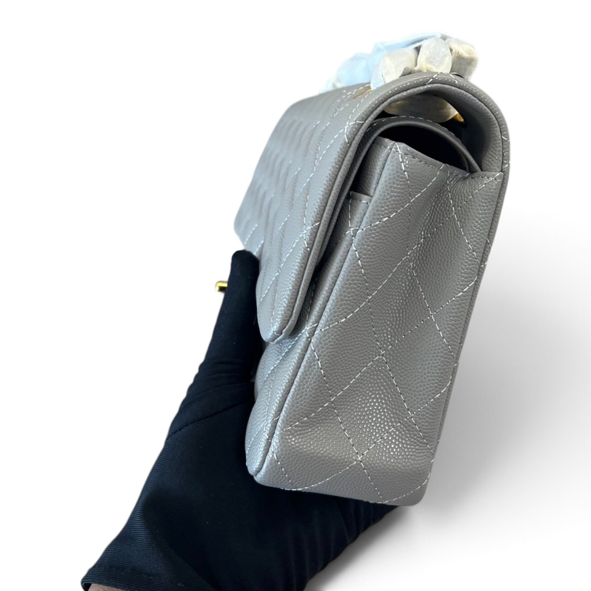 SWORD LUXURY gri renkli, kapitone desenli ve dokulu caviar deri Chanel Classic Double Flap çanta yan görünümü