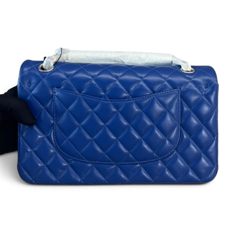 SWORD LUXURY marka, elmas kapitone desenli, parlak mavi kuzu derisi Chanel Classic Double Flap çanta arka görünümü.